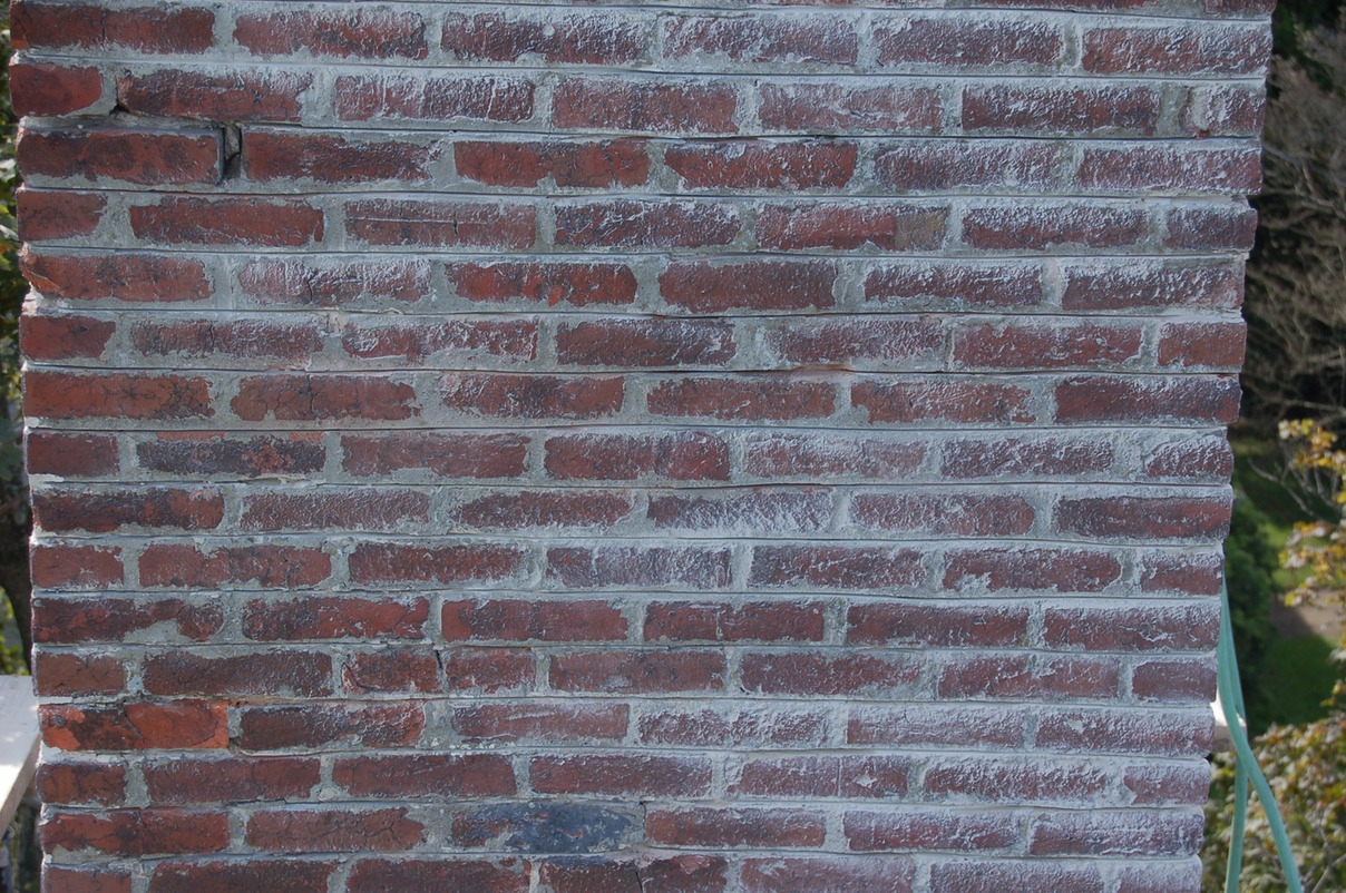 Cutting out the portland cement mortar with a diamond blade saw